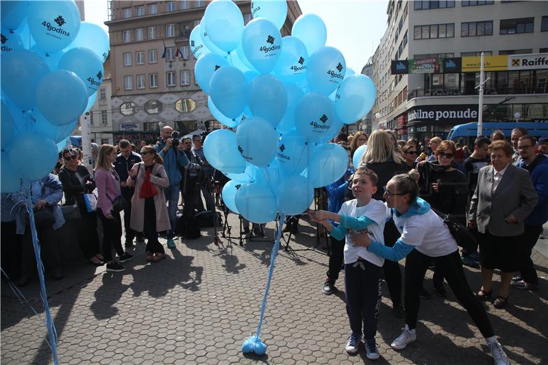 Puštanje plavih balona na Trgu bana Jelačića povodom Svjetskog dana svjesnosti o autizmu