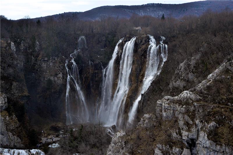 Grabar-Kitarović na Plitvicama: Obveza je očuvati to jedinstveno prirodno blago  