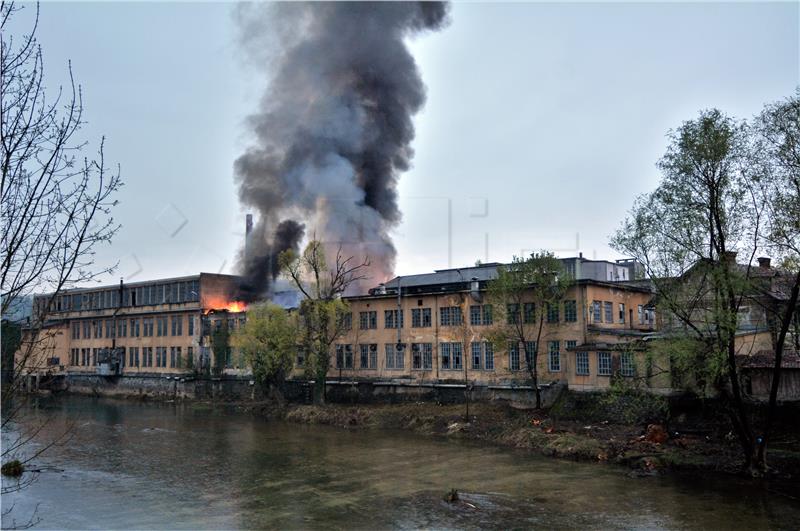 Požar u Dugoj Resi i dalje aktivan, trebao bi  biti lokaiziran do jutra, no pod nadzorom je