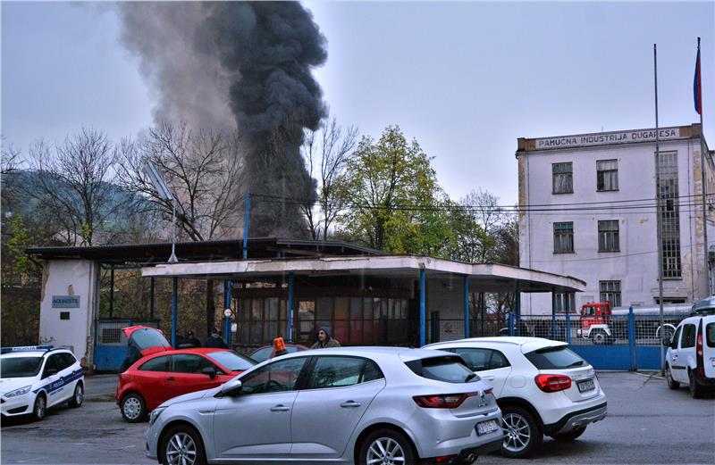 Požar u Dugoj Resi i dalje aktivan, trebao bi biti lokaiziran do jutra, no pod nadzorom je