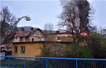 Požar u Dugoj Resi i dalje aktivan, trebao bi biti lokaiziran do jutra, no pod nadzorom je