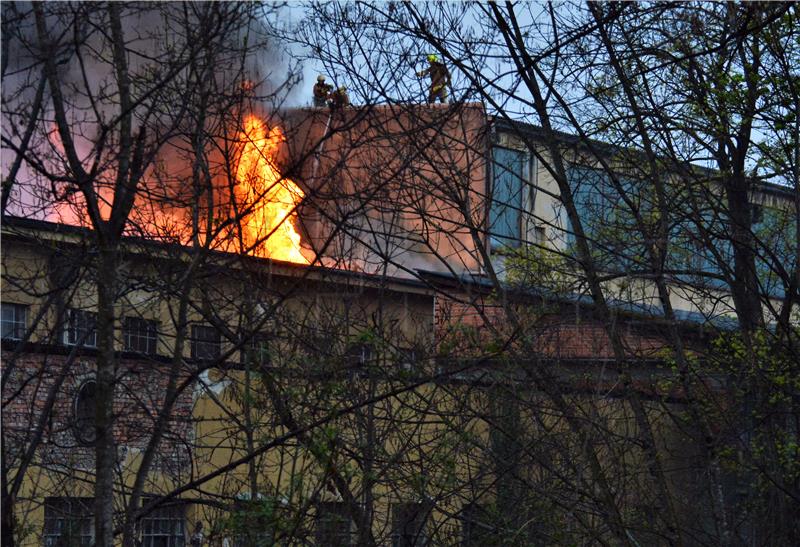 Požar u Dugoj Resi i dalje aktivan, trebao bi biti lokaiziran do jutra, no pod nadzorom je