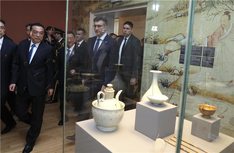 Li Keqiang and Plenkovic open "Ancient Chinese Scholar-Officials: Painting and Life" exhibition in Zagreb