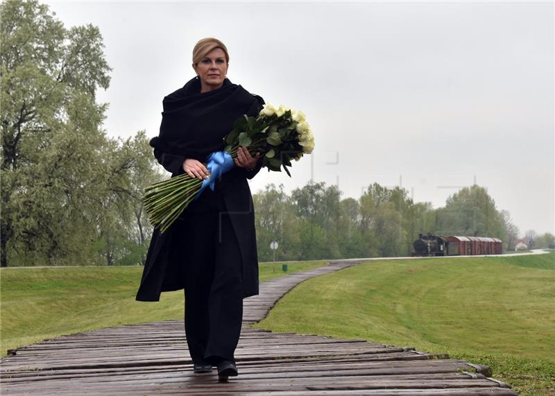 Predsjednica K. G. Kitarović u Jasenovcu dan prije službene komemoracije