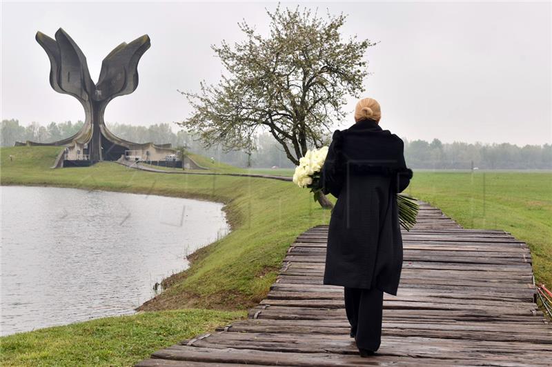 President lays flowers for WWII death camp victims