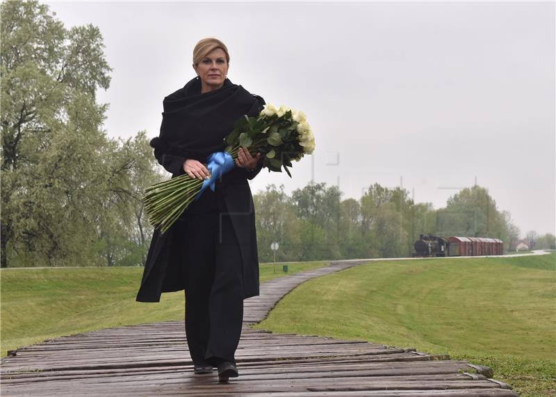 Predsjednica K. G. Kitarović u Jasenovcu dan prije službene komemoracije