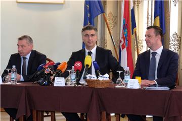 Plenković predao ključeve novih kuća obiteljima u Hrvatskoj Kostajnici