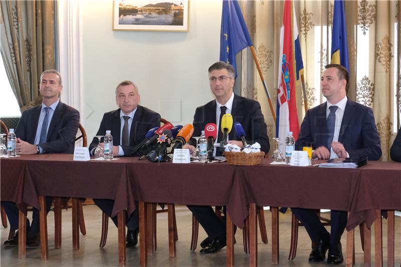 Plenković predao ključeve novih kuća obiteljima u Hrvatskoj Kostajnici