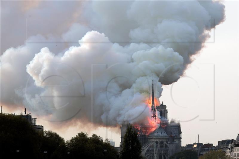 Gori znamenita pariška katedrala Notre Dame