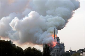 Gori znamenita pariška katedrala Notre Dame