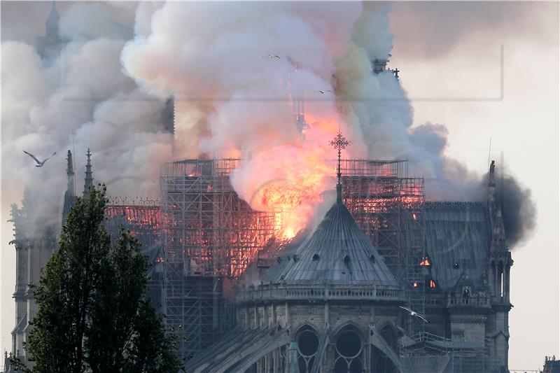 Macron otkazao planirani govor zbog požara u katedrali Notre Dame