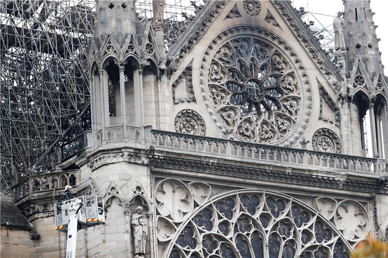 Započela istraga o uzrocima požara u crkvi Notre-Dame