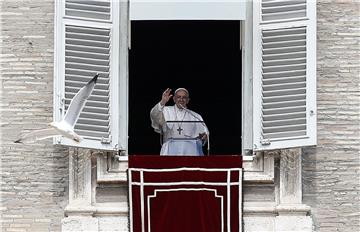 Nakon požara u Notre-Dameu, Macron kaže da će Francusku posjetiti Papa