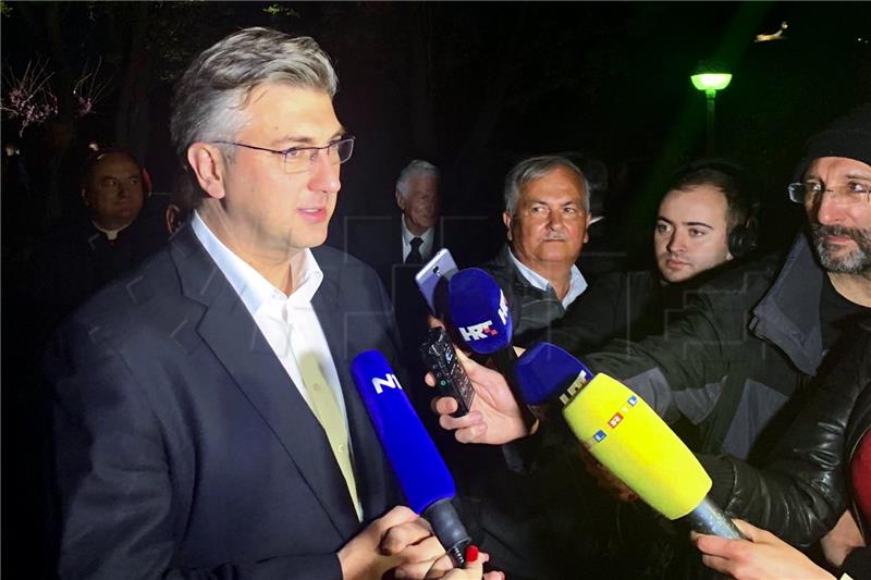 Premijer Plenković u procesiji Za križen na Hvaru