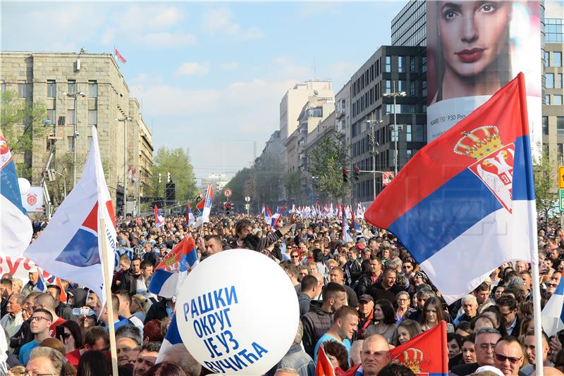 Desetci tisuća ljudi na skupu potpore srbijanskom predsjedniku u Beogradu 