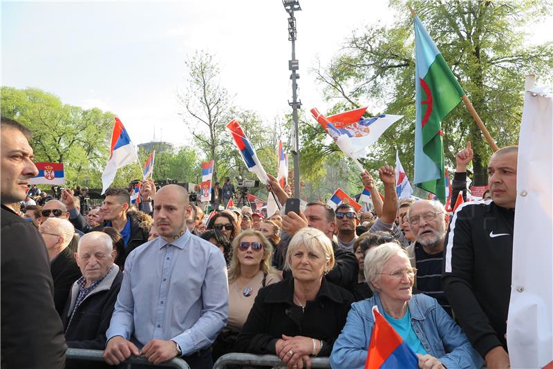 Desetci tisuća ljudi na skupu potpore srbijanskom predsjedniku u Beogradu