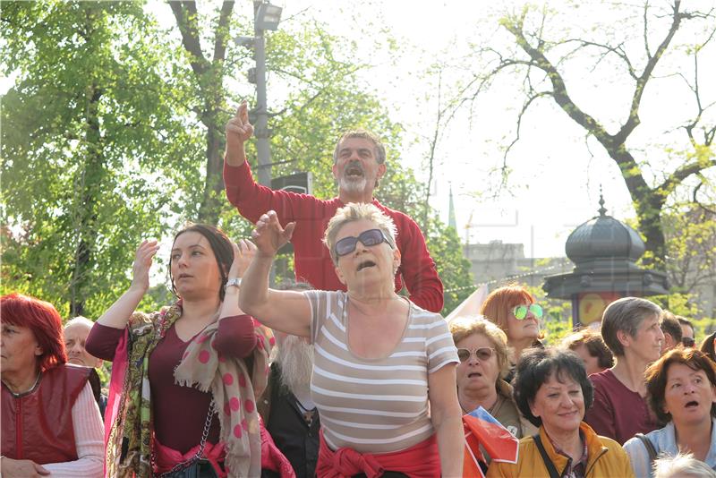 Desetci tisuća ljudi na skupu potpore srbijanskom predsjedniku u Beogradu