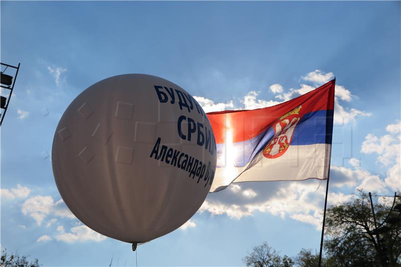 Desetci tisuća ljudi na skupu potpore srbijanskom predsjedniku u Beogradu