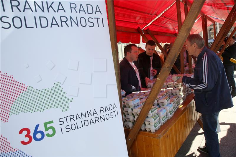 Kandidati Stranke rada i solidarnosti - Bandić Milan 365 dijelili pisanice na Trgu bana Jelačića