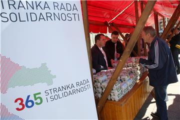 Kandidati Stranke rada i solidarnosti - Bandić Milan 365 dijelili pisanice na Trgu bana Jelačića