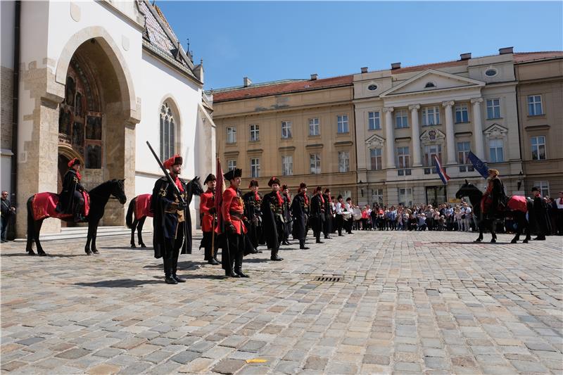 Počasna satnija Kravat pukovnije započela vojno-povijesne ceremonije Smjene straže