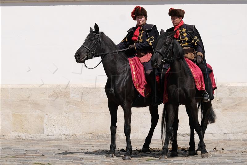 Počasna satnija Kravat pukovnije započela vojno-povijesne ceremonije Smjene straže