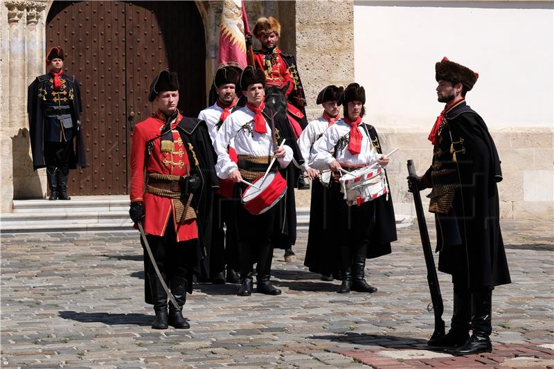 Počasna satnija Kravat pukovnije započela vojno-povijesne ceremonije Smjene straže