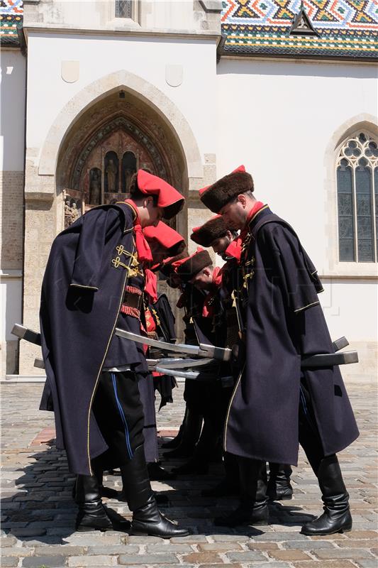 Počasna satnija Kravat pukovnije započela vojno-povijesne ceremonije Smjene straže