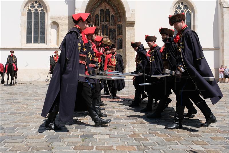 Počasna satnija Kravat pukovnije započela vojno-povijesne ceremonije Smjene straže