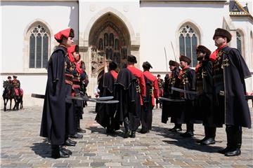 Počasna satnija Kravat pukovnije započela vojno-povijesne ceremonije Smjene straže