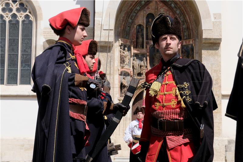 Počasna satnija Kravat pukovnije započela vojno-povijesne ceremonije Smjene straže