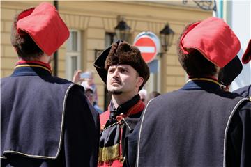 Počasna satnija Kravat pukovnije započela vojno-povijesne ceremonije Smjene straže