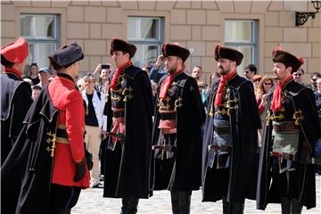 Počasna satnija Kravat pukovnije započela vojno-povijesne ceremonije Smjene straže