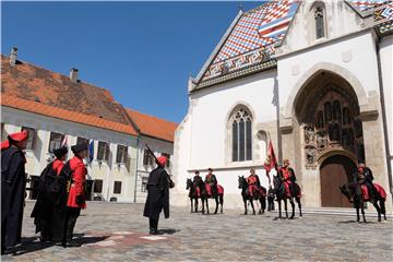 Počasna satnija Kravat pukovnije započela vojno-povijesne ceremonije Smjene straže