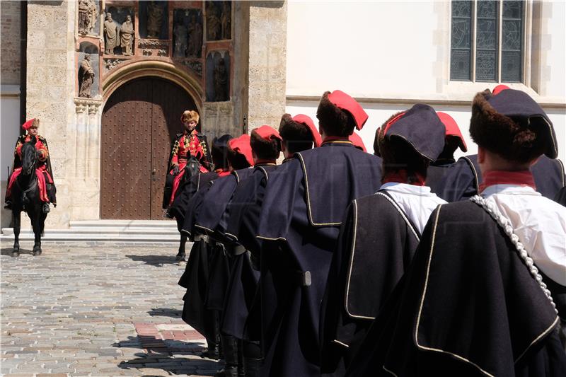 Počasna satnija Kravat pukovnije započela vojno-povijesne ceremonije Smjene straže