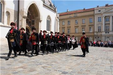 Počasna satnija Kravat pukovnije započela vojno-povijesne ceremonije Smjene straže