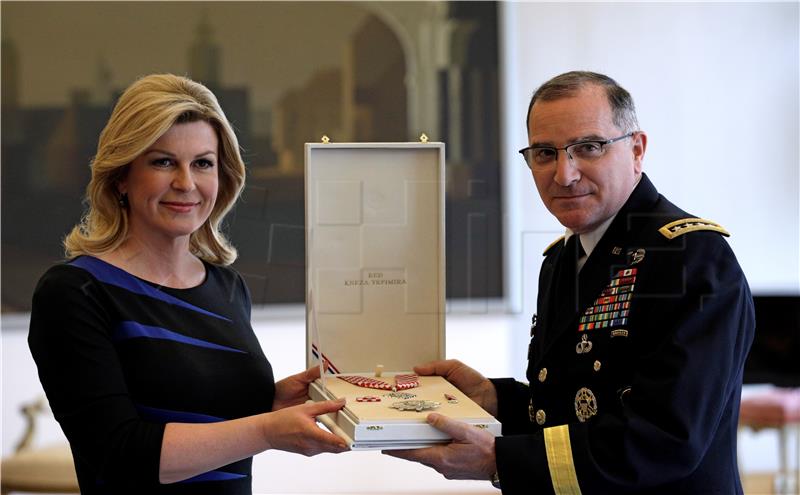 Grabar-Kitarovic decorates US European Commander Gen. Curtis Scaparrotti