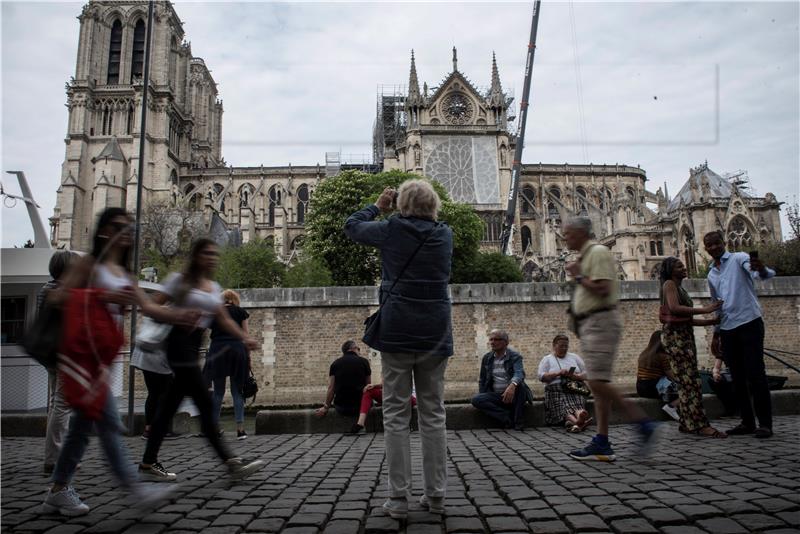 Notre Dame: Počeli radovi na postavljanju improviziranog krova