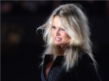 Pamela Anderson: Novac umjesto za siromašnu djecu otišao za Notre Dame  