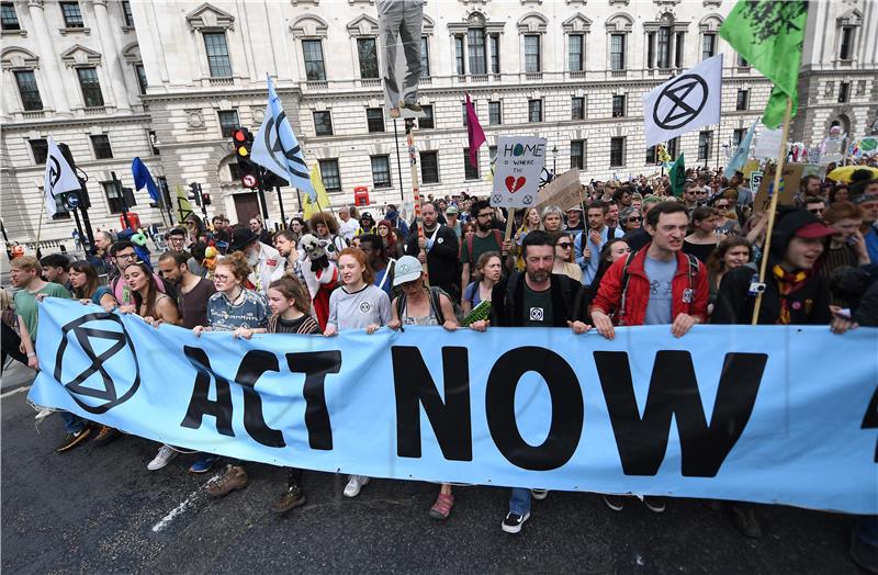 Prosvjednici protiv klimatskih promjena zalijepili se ispred londonske burze 