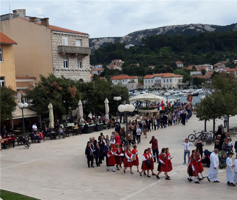 Grabar-Kitarović sudjelovala u procesiji "Rapski križ"