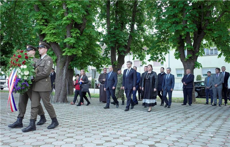 Plenković u Okučanima: Došli smo iskazati poštovanje svim hrvatskim braniteljima