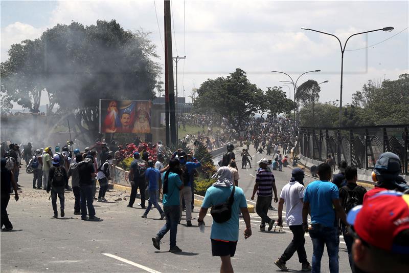 Venezuela: Guaido pozvao vojsku da ga slijedi, ona zasad ostala lojalna Maduru 