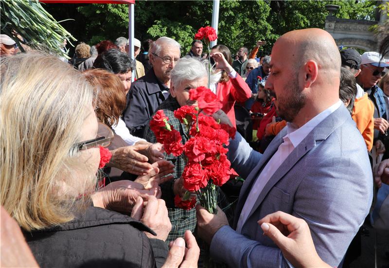 Davor Bernardić i Gordan Maras dijelili karanfile i Maksimiru