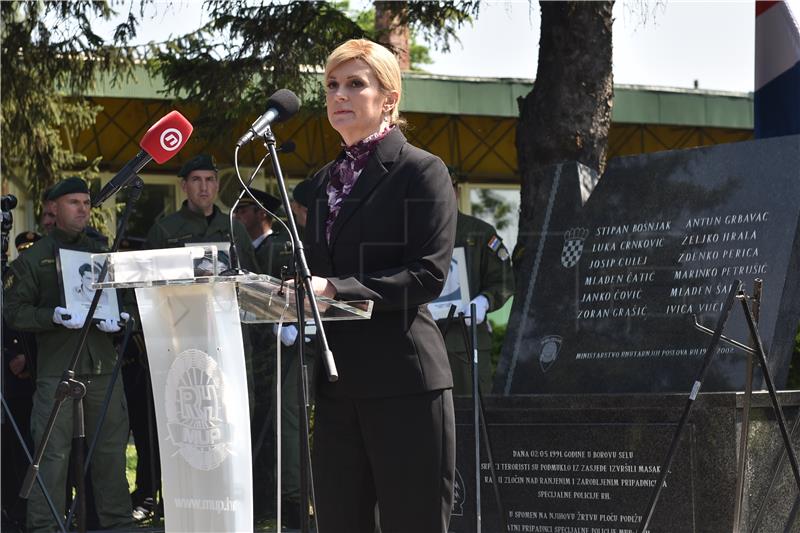 President addresses commemoration for 12 police officers killed by paramilitaries 28 years ago