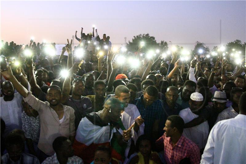 Stotine tisuća prosvjednika zahtijevaju civilnu vlast u Sudanu