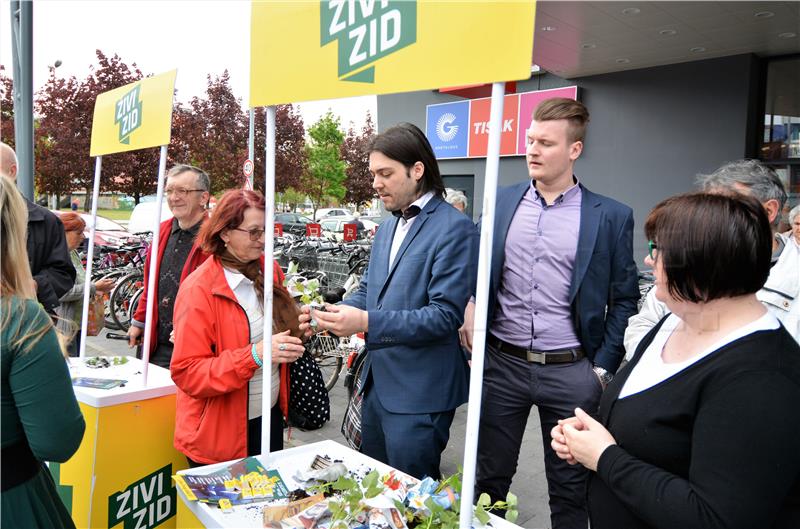 Živi zid u Karlovcu dijelio sadnice batata, čokoladice i letke