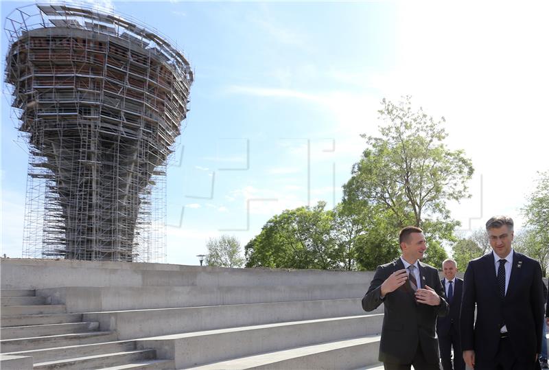 Plenković obišao rekonstrukciju građevine Vodotoranj Vukovar