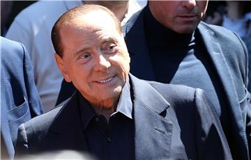 Berlusconi otpušten iz bolnice, nastavlja EU kampanju