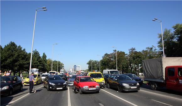 Zagreb: Lančani sudar na Slavonskoj aveniji, jedna osoba ozlijeđena